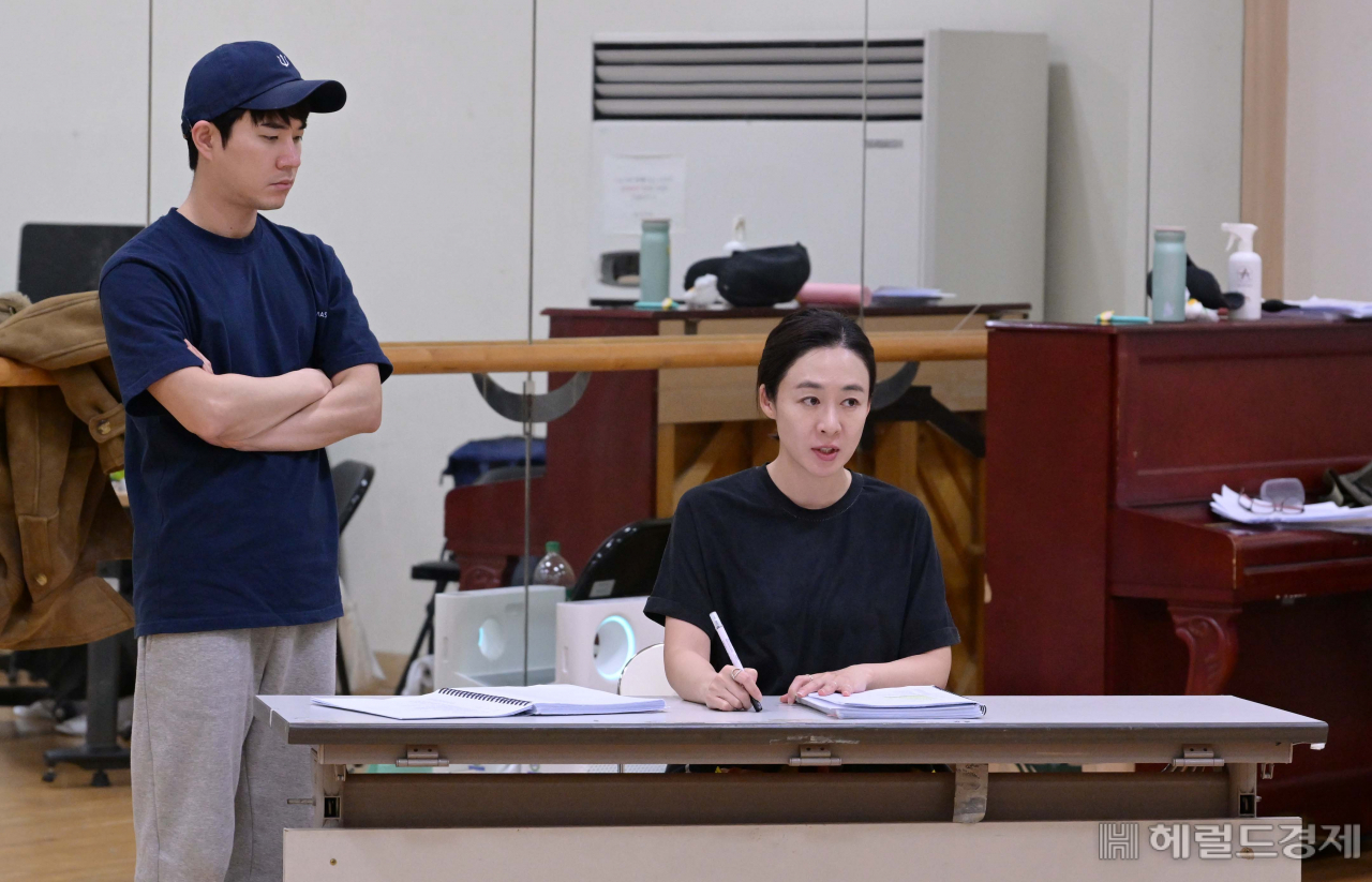 일제 99식 소총을 주인공으로 한 연극 ‘빵야’에 출연 중인 배우 문태유(왼쪽) 이진희는 “한국 근현대사를 관통하는 ‘빵야’는 질곡의 역사를 보낸 우리에게 보내는 위로”이자 “다양한 볼거리를 담은 종합선물세트같은 작품”이라고 말했다. 이상섭 기자
