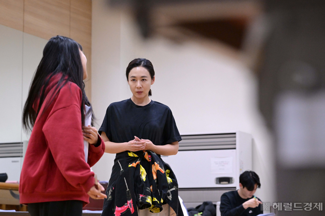 연극 ‘빵야’에서 드라마 작가 나나 역을 맡은 배우 이진희는 “워낙에 대사 양이 많이 지금도 입시생처럼 공부하고 있다”고 말했다. 나나는 빵야의 이야기를 쓰는 작가이자, 작품의 상황상황을 설명해주며 관객들의 이해를 돕는다. 이상섭 기자