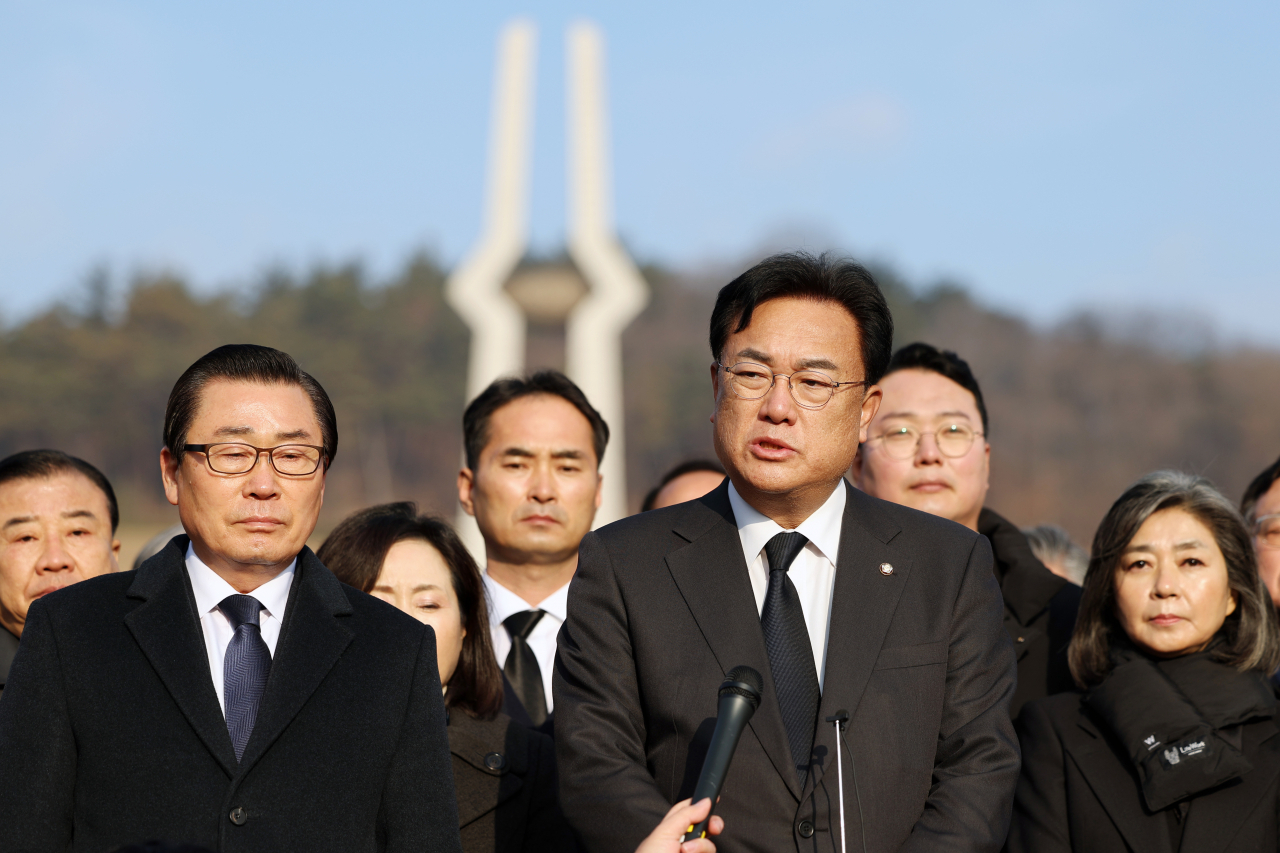 정진석 국민의힘 비상대책위원장이 19일 오전 광주 북구 국립 5·18 민주묘지를 참배한 뒤 발언하고 있다. [연합]