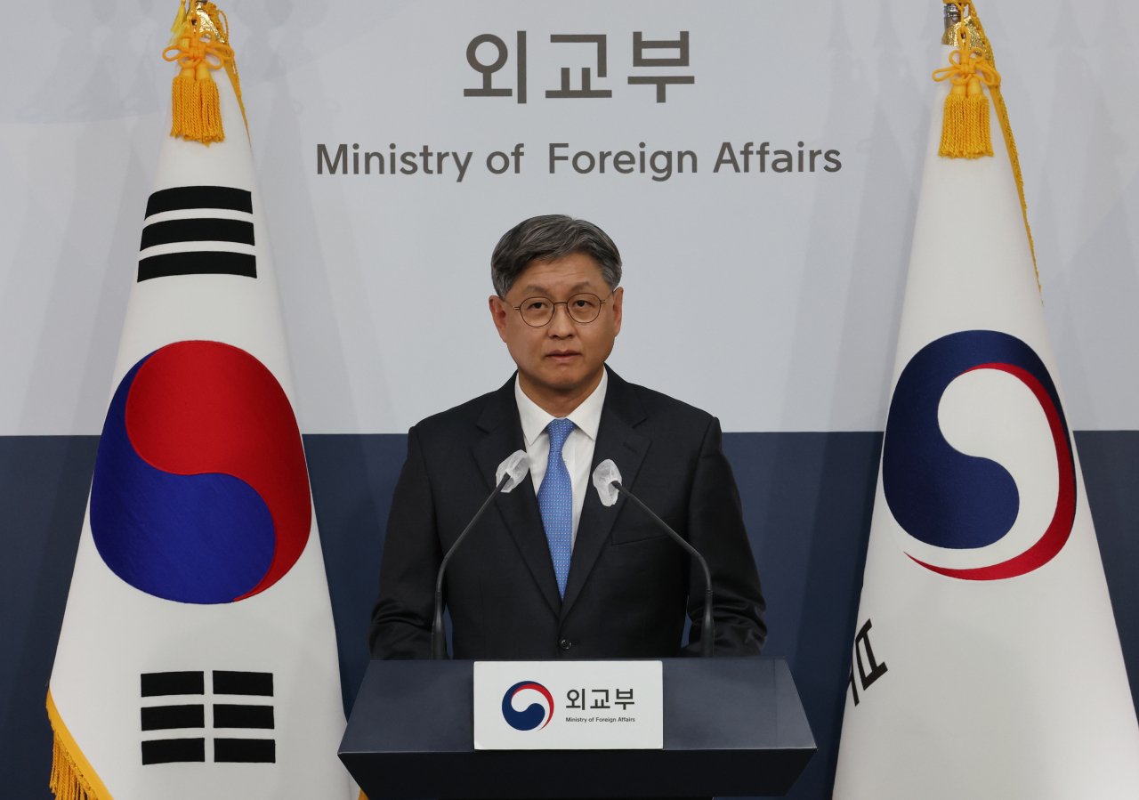 임수석 외교부 대변인이 19일 외교부 브리핑실에서 열린 정례브리핑에서 기자의 질문에 주한이란대사 초치와 관련한 답변을 하고 있다. [연합]