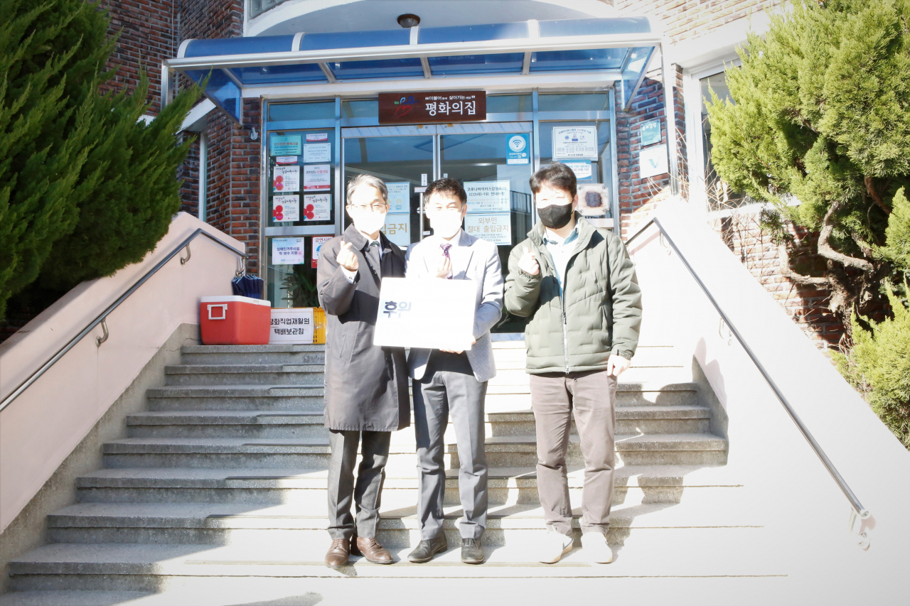이인호 부산조달청장이 설 명절 맞아 사회복지법인 평화의 집을 찾아 온정을 나눴다. [부산조달청 제공]