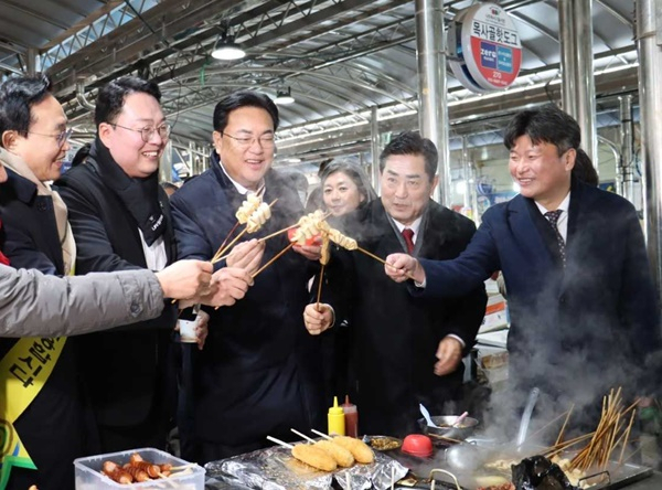 19일 나주 목사고을시장을 방문한 국민의힘 정진석 위원장(가운데)을 비롯한 관계자들이 어묵을 시식하고 있다. 사진왼쪽부터 윤병태 나주시장, 천하람 순천당협위원장, 정 위원장, 김화진 국힘 도당위원장, 박창환 전남도 정무부지사.