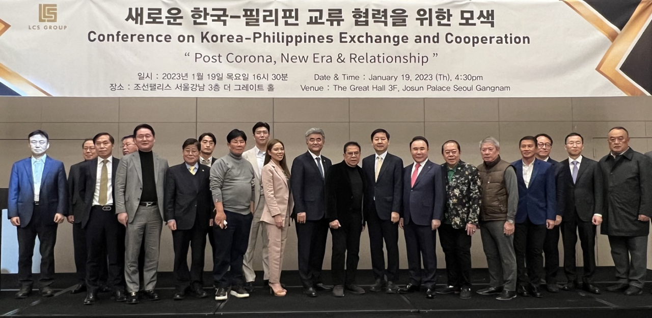 필리핀 LCS그룹이 19일 서울에서 개최한 ‘한국-필리핀 미래 발전을 위한 교류의 장’ 컨퍼런스에서 루이스 샤빗 싱손 회장(오른쪽에서 아홉번째)과 정원주 중흥그룹 부회장(오른쪽 열번째) 등 주요 참석자들이 기념촬영을 하고 있다. LCS그룹 제공.