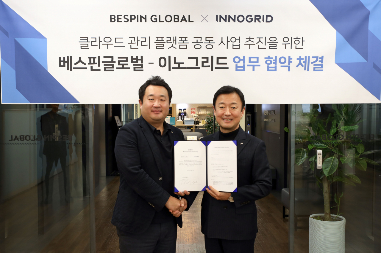 김명진(왼쪽) 이노그리드 대표와 장인수 베스핀글로벌 한국 총괄 대표가 클라우드 관리 플랫폼 사업 협력을 위한 업무 협약을 체결했다. [베스핀글로벌 제공]
