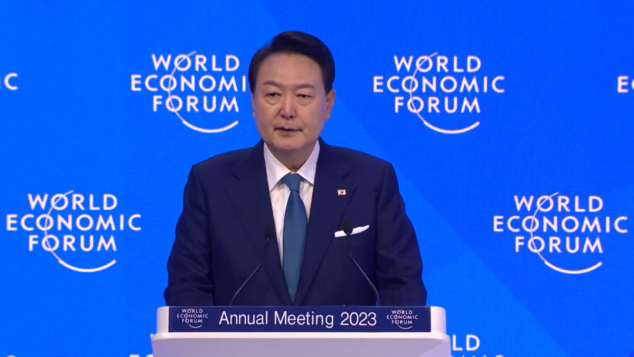 윤석열 대통령이 19일(현지시간) 스위스 다보스에서 열린 2023 세계경제포럼(WEF·다보스포럼) 연차총회 단독 특별연설에서 '행동하는 연대를 위하여'를 주제로 연설하고 있다. 이번 정상 특별연설은 2010년 이명박 전 대통령, 2014년 박근혜 전 대통령에 이어 9년 만에 대면으로 이뤄졌다. [연합]