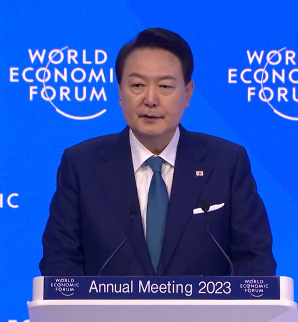 윤석열 대통령이 19일(현지시간) 스위스 다보스에서 열린 2023 세계경제포럼(WEF·다보스포럼) 연차총회 단독 특별연설에서 '행동하는 연대를 위하여'를 주제로 연설하고 있다. 이번 정상 특별연설은 2010년 이명박 전 대통령, 2014년 박근혜 전 대통령에 이어 9년 만에 대면으로 이뤄졌다. [연합]