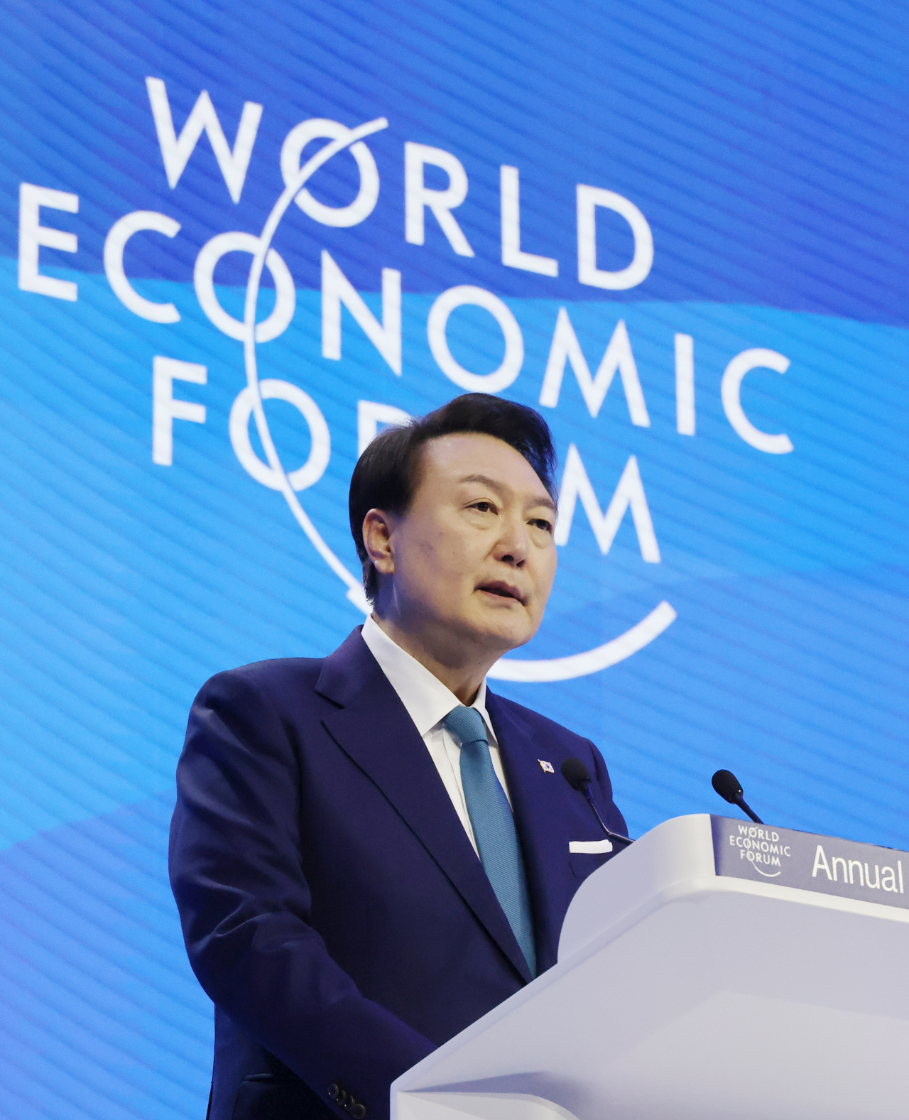 윤석열 대통령이 19일(현지시간) 스위스 다보스에서 열린 2023 세계경제포럼(WEF·다보스포럼) 연차총회 단독 특별연설에서 '행동하는 연대를 위하여'를 주제로 연설하고 있다. 이번 정상 특별연설은 2010년 이명박 전 대통령, 2014년 박근혜 전 대통령에 이어 9년 만에 대면으로 이뤄졌다. [연합]