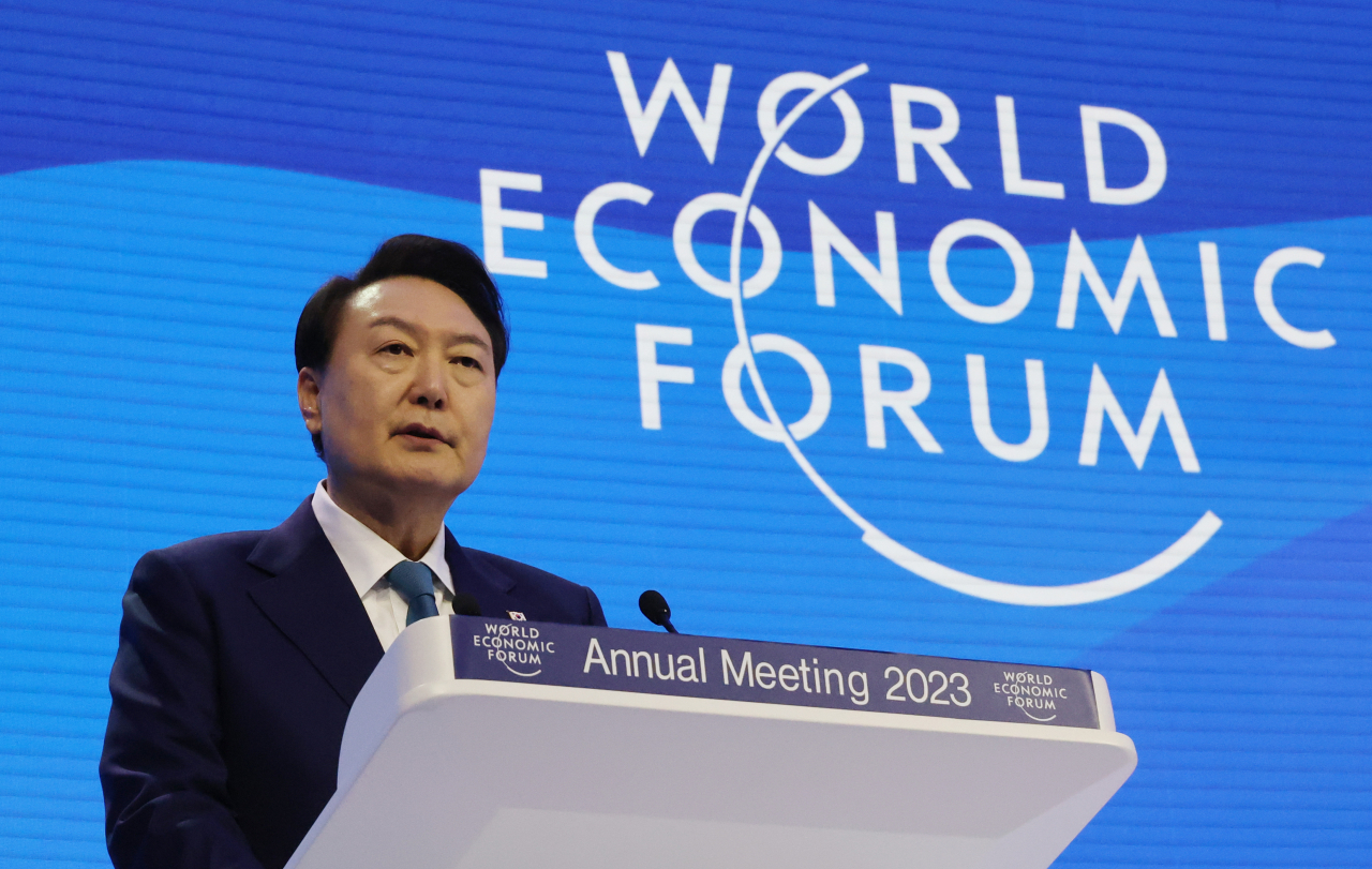 윤석열 대통령이 19일(현지시간) 스위스 다보스에서 열린 2023 세계경제포럼(WEF·다보스포럼) 연차총회 단독 특별연설에서 '행동하는 연대를 위하여'를 주제로 연설하고 있다. 이번 정상 특별연설은 2010년 이명박 전 대통령, 2014년 박근혜 전 대통령에 이어 9년 만에 대면으로 이뤄졌다. [연합]