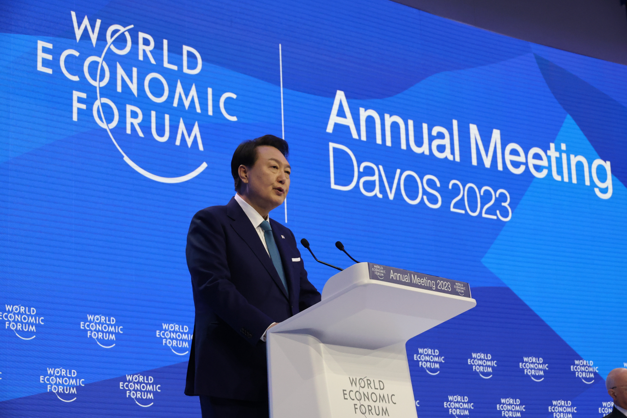 윤석열 대통령이 19일(현지시간) 스위스 다보스에서 열린 2023 세계경제포럼(WEF·다보스포럼) 연차총회 단독 특별연설에서 '행동하는 연대를 위하여'를 주제로 연설하고 있다. 이번 정상 특별연설은 2010년 이명박 전 대통령, 2014년 박근혜 전 대통령에 이어 9년 만에 대면으로 이뤄졌다. [연합]