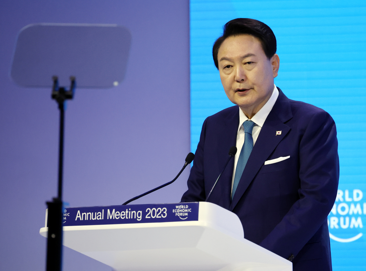 윤석열 대통령이 19일(현지시간) 스위스 다보스에서 열린 2023 세계경제포럼(WEF·다보스포럼) 연차총회 단독 특별연설에서 '행동하는 연대를 위하여'를 주제로 연설하고 있다. 이번 정상 특별연설은 2010년 이명박 전 대통령, 2014년 박근혜 전 대통령에 이어 9년 만에 대면으로 이뤄졌다. [연합]