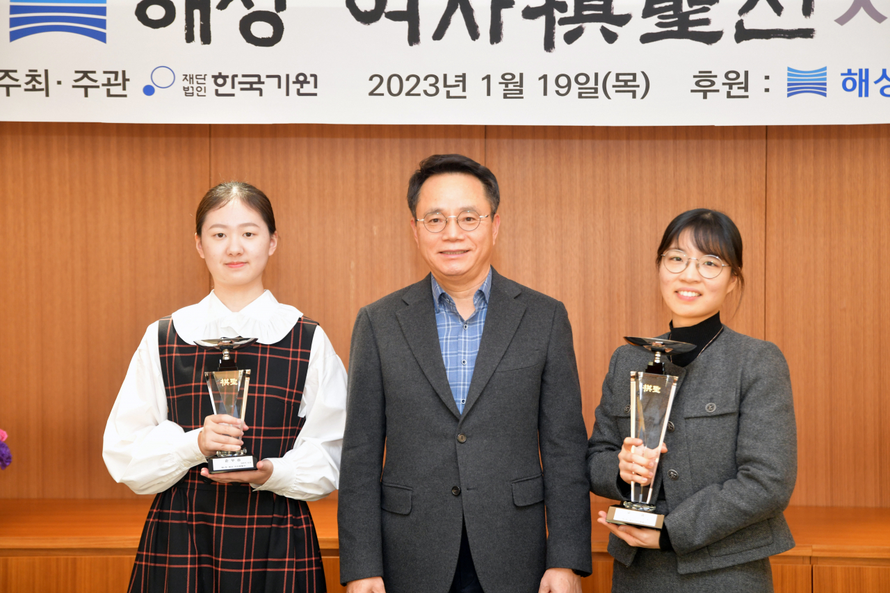 김은지 5단, 안재호 한국제지 대표이사, 최정 9단(왼쪽부터)./한국기원 제공