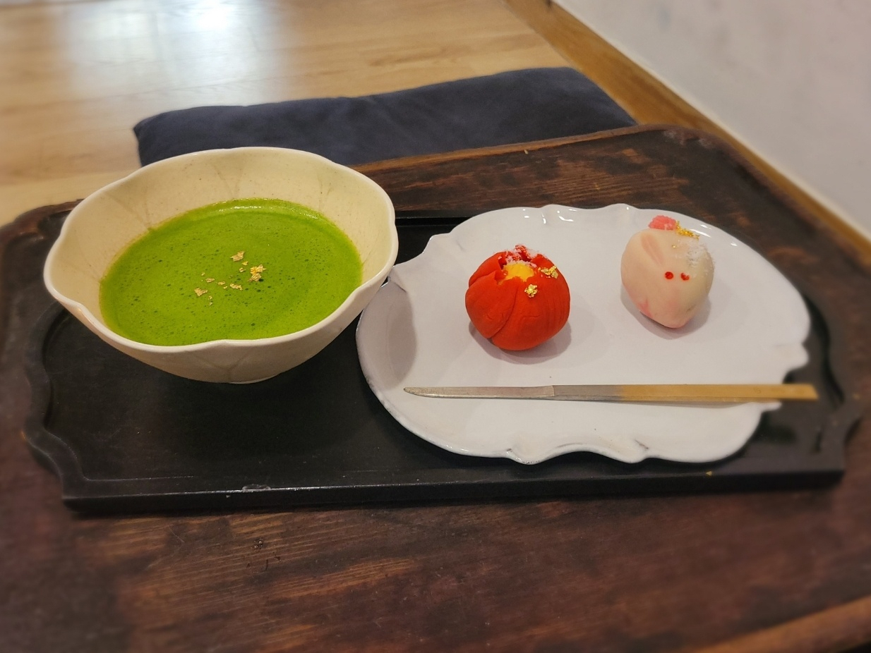 Beanpaste cakes and matcha tea (Park Yuna/The Korea Herald)