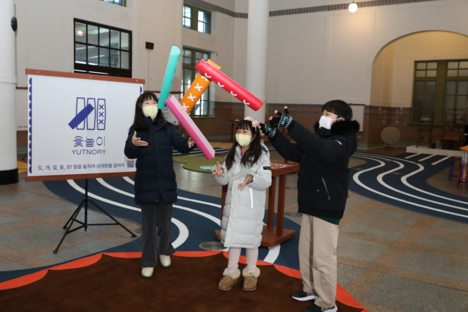 Children play yut-nori at Culture Station Seoul 284 on Wednesday. (Culture Station Seoul 284)