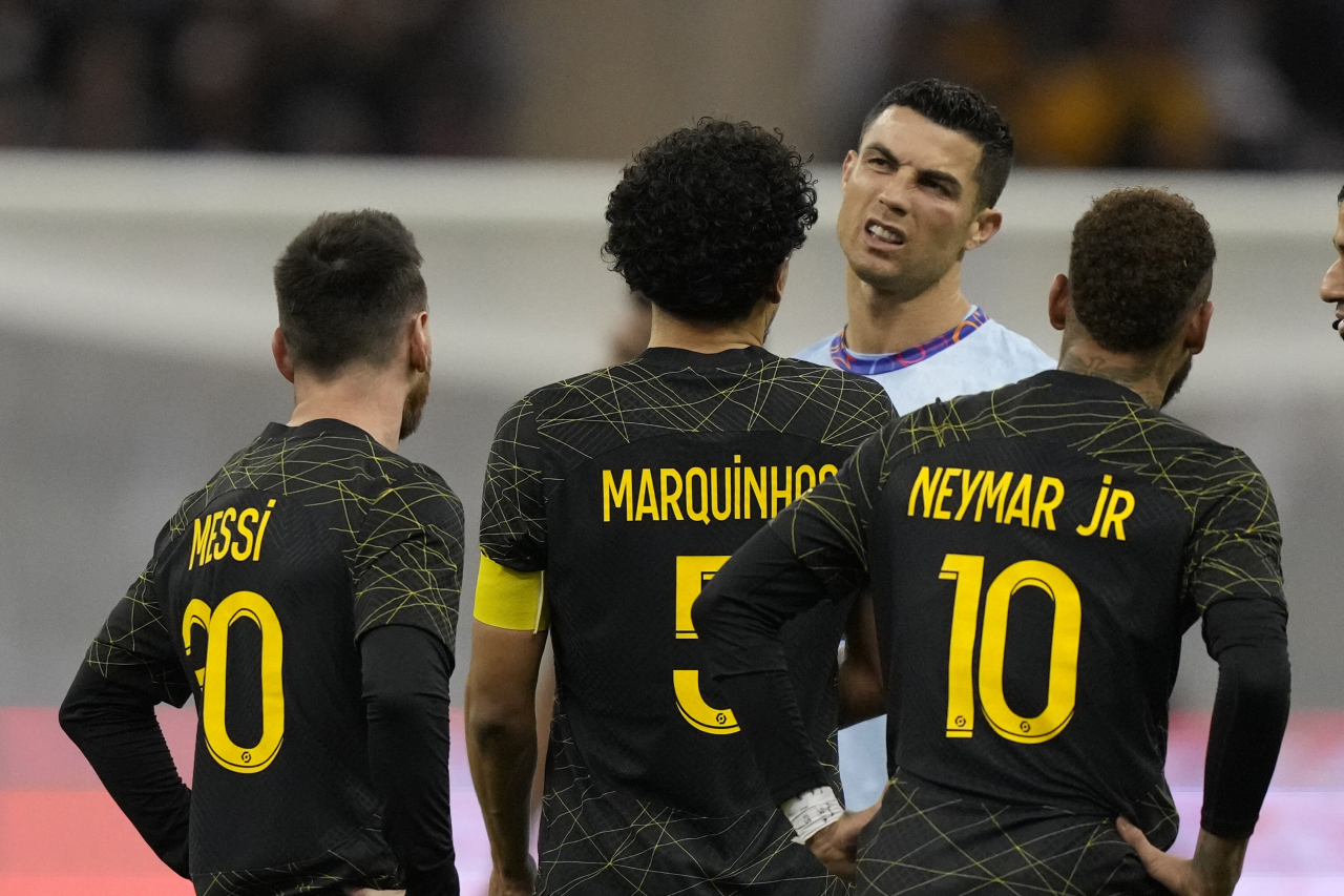 메시(왼쪽)를 비롯한 PSG 선수들이 호날두와 작은 말다툼을 하고 있다./AP