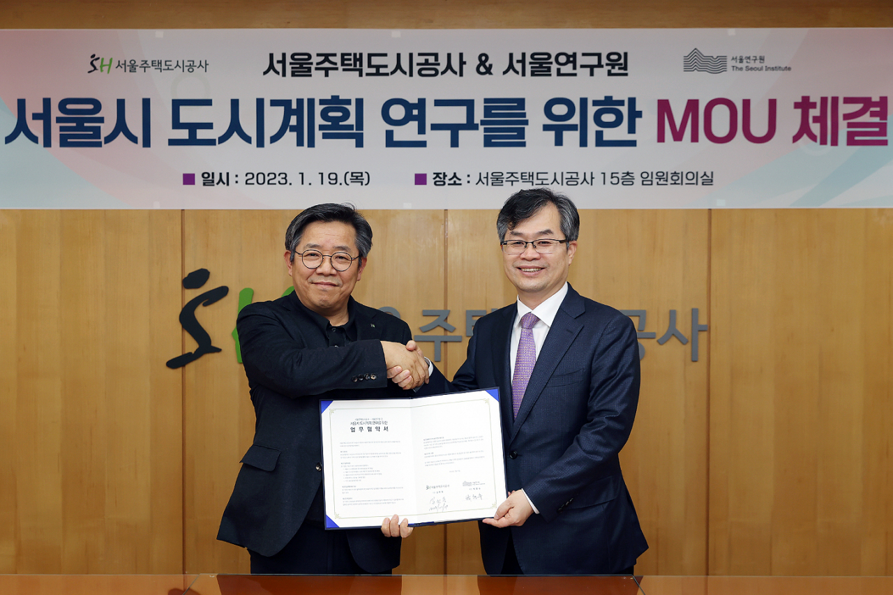 김헌동 서울주택도시공사 사장(왼쪽)과 박형수 서울연구원 원장이 19일 SH 임원회의실에서 서울의 도시와 주택연구를 위한 업무협약을 체결했다. [서울시 제공]
