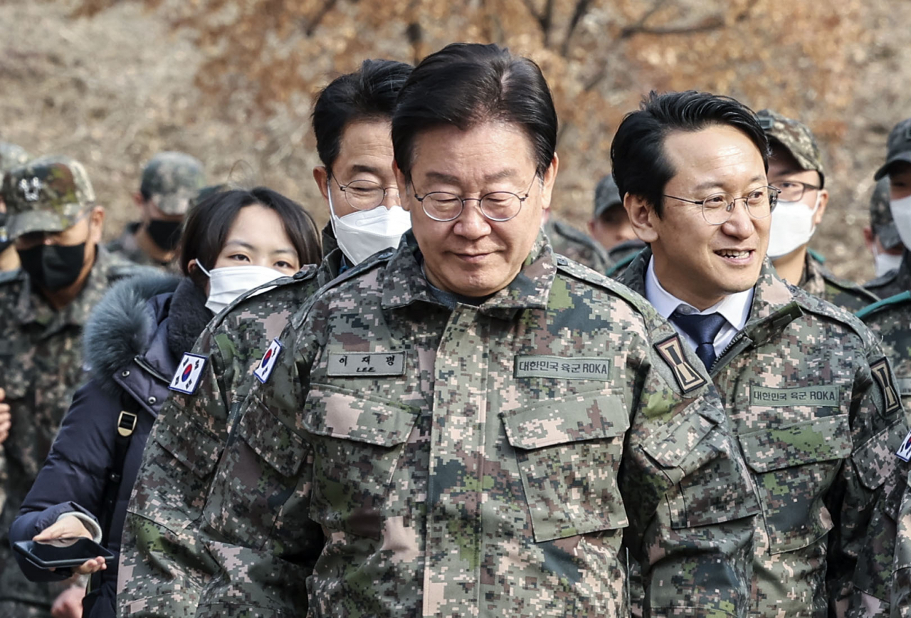 이재명 더불어민주당 대표가 19일 오후 경기도 파주 소재 방공부대를 방문해 단거리 지대공 유도미사일 천마 등을 살펴본 뒤 부대 관계자들과 기념촬영을 위해 이동하고 있다. [연합뉴스]