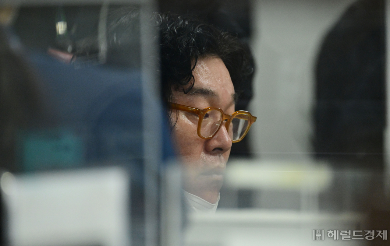 해외 도피생활 중 태국에서 검거된 쌍방울 그룹의 실소유주 김성태 전 회장이 17일 오전 인천국제공항을 통해 압송되는 모습. 인천공항=박해묵 기자