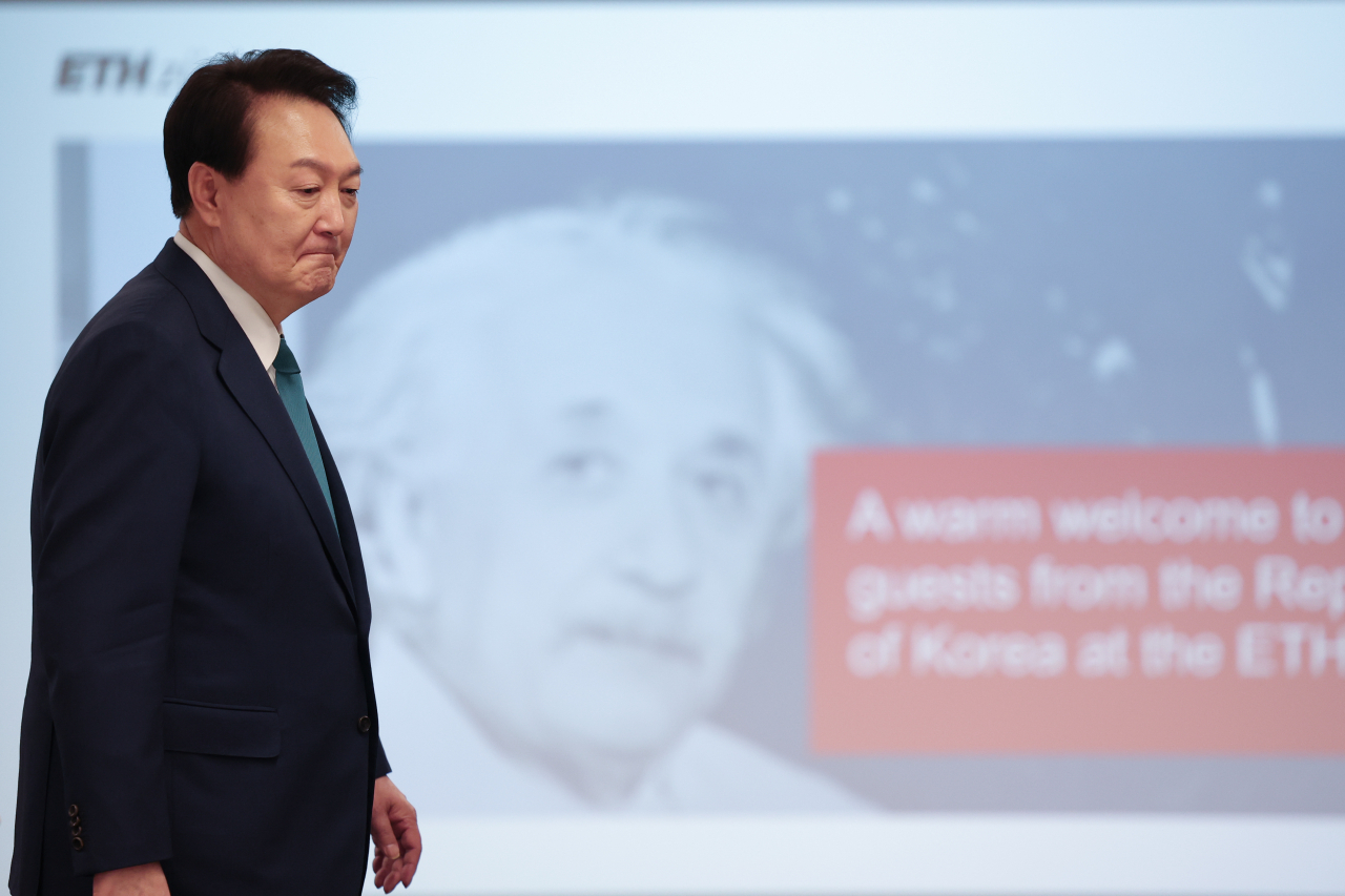 스위스를 방문 중인 윤석열 대통령이 19일(현지시간) 취리히 연방공과대학에서 열린 '양자 석학과의 대화'에 앞서 도서관을 찾아 아인슈타인의 학적부 등 사료 등을 살피고 있다. [연합]