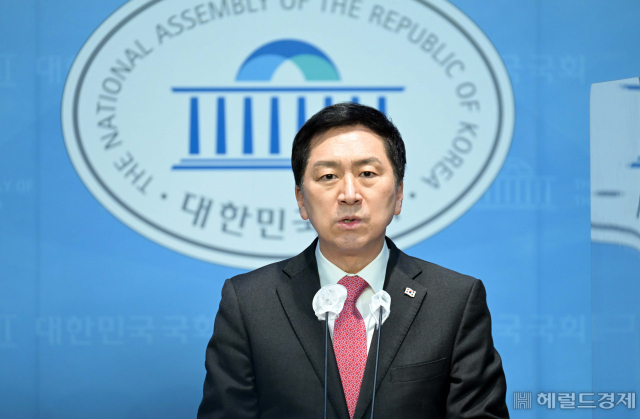 국민의힘 당대표에 도전하는 김기현 국민의힘 의원이 19일 서울 여의도 국회 소통관에서 비전과 통합 메시지 기자회견을 하고 있다. 이상섭 기자