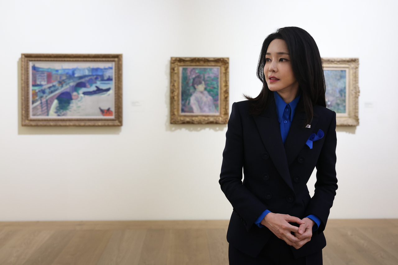 윤석열 대통령과 스위스를 방문 중인 김건희 여사가 지난 19일(현지시간) 취리히 미술관을 방문, 미술 작품을 관람하고 있다. [연합]