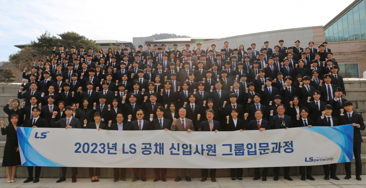 구자은 LS그룹 회장(앞줄 가운데)이 19일 경기 안성시 LS미래원에서 2023년 LS 공채 신입사원과 기념촬영을 하고 있다. [LS그룹 제공]