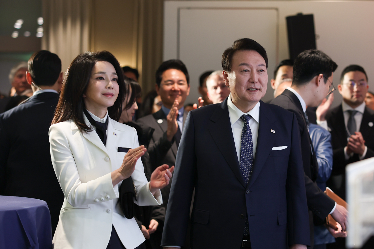 윤석열 대통령과 김건희 여사가 18일(현지시간) 다보스 아메론 호텔에서 열린 '한국의 밤' 행사에 참석하고 있다. [연합]