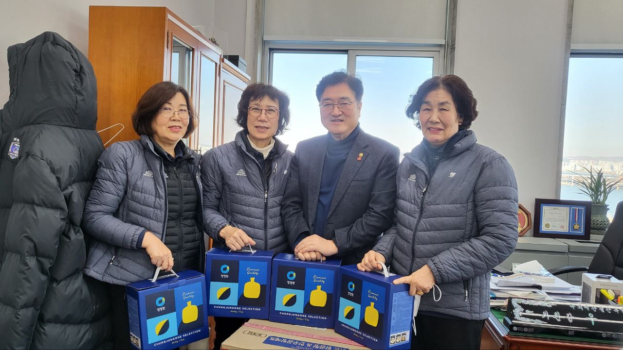 국회 예산결산특별위원회 위원장 우원식 더불어민주당 의원(왼쪽에서 세번째)이 지난 18일 국회 예결위원장실에서 국회 청소노동자들을 만나 ‘곰탕’이 담긴 명절 선물을 나눠준 뒤 기념 사진을 찍고 있다. [우원식 의원실]