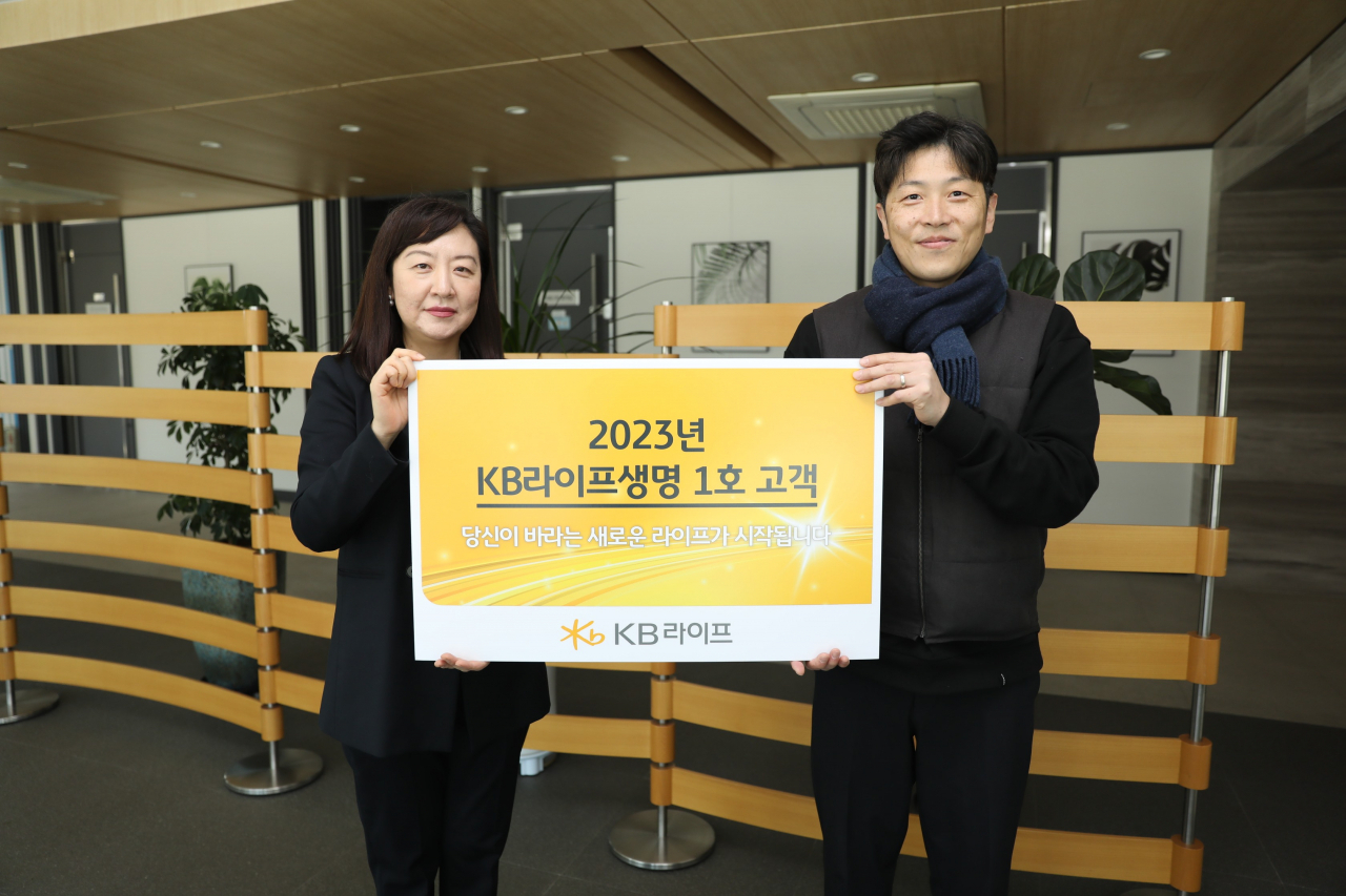 KB라이프생명이 가장 먼저 지지와 응원을 보내준 고객에게 감사의 마음을 전했다고 20일 밝혔다. 정자영 KB라이프생명 마케팅본부장 상무(왼쪽)가 DM채널 1호 고객과 만나 기념 촬영을 하고 있다. [KB라이프생명 제공]
