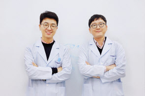 이번 연구를 수행한 이대희(왼쪽) 박사와 김성근 박사. [한국생명공학연구원 제공]