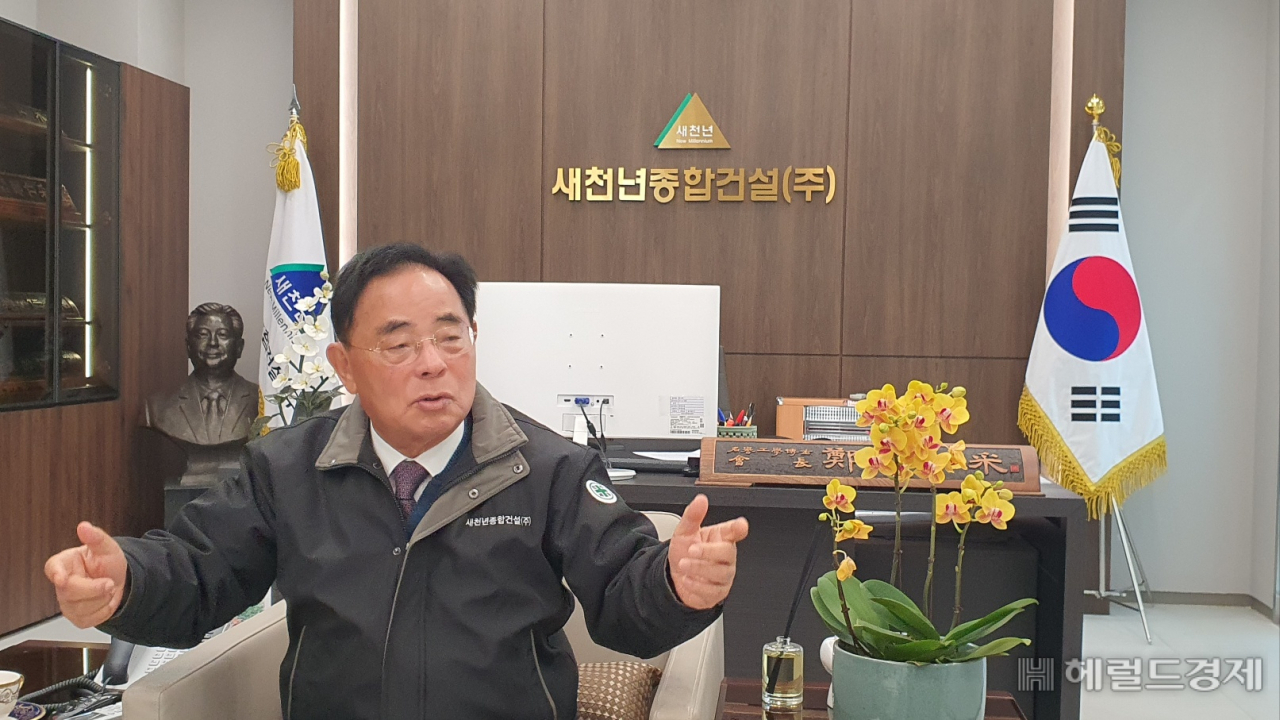 공병장교, 공무원, 대기업 임원. 건설사 부사장. 그리고 모두가 만류한 50대 시니어 창업까지. 정인채 새천년종합건설 회장의 발자취는 한편의 드라마다. 서인주 기자