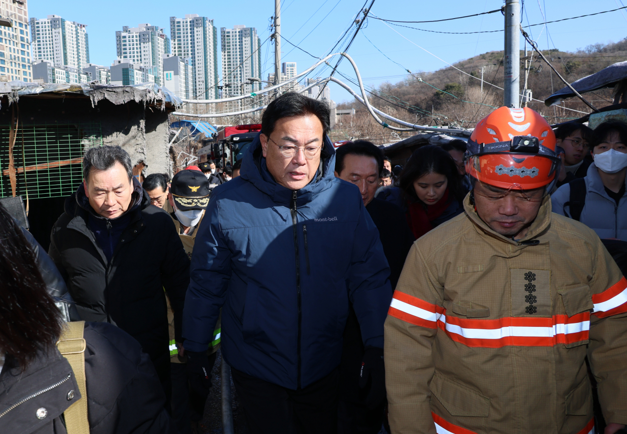정진석 국민의힘 비상대책위원장이 20일 오전 서울 강남구 개포동 구룡마을 4구역을 찾아 화재현장을 살펴보고있다. [연합]