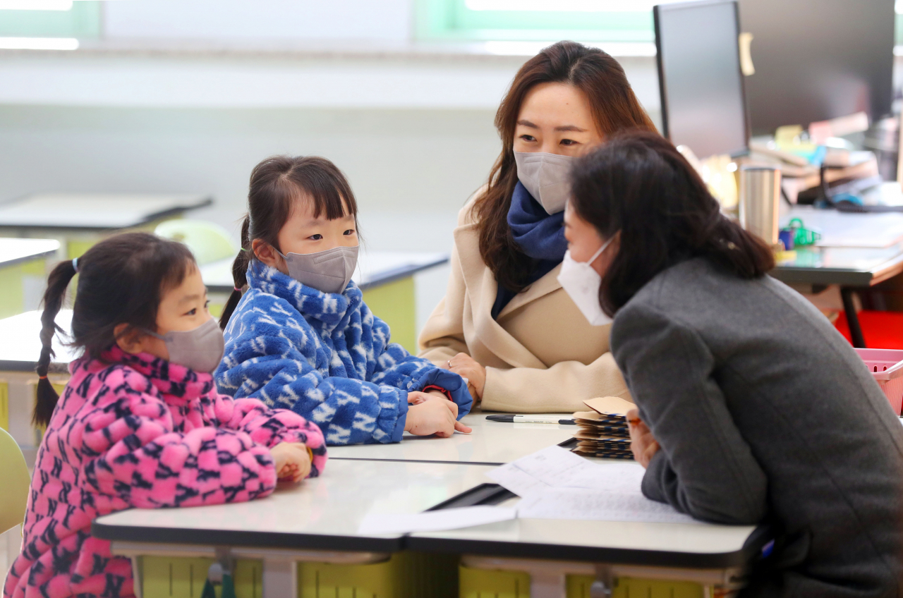 지난 2일 오전 대구 동구 동대구초등학교에서 열린 2023학년도 신입생 예비소집에서 신입생이 선생님과 인사하고 있다. [연합]