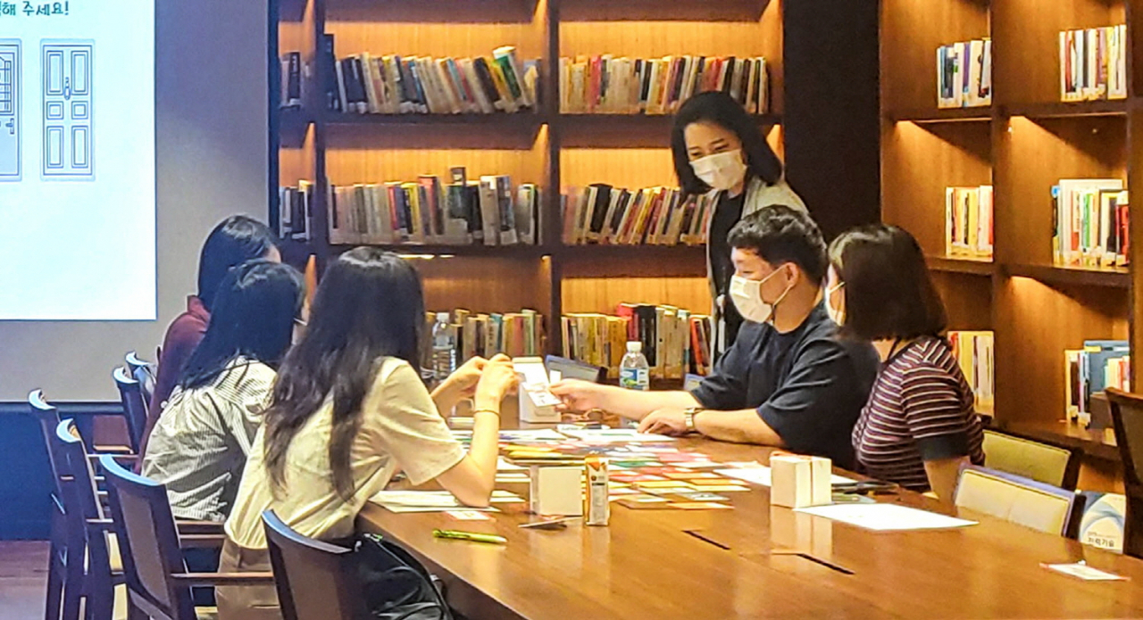 SK이노베이션 직원들이 회의를 진행하고 있다. [SK이노베이션 제공]