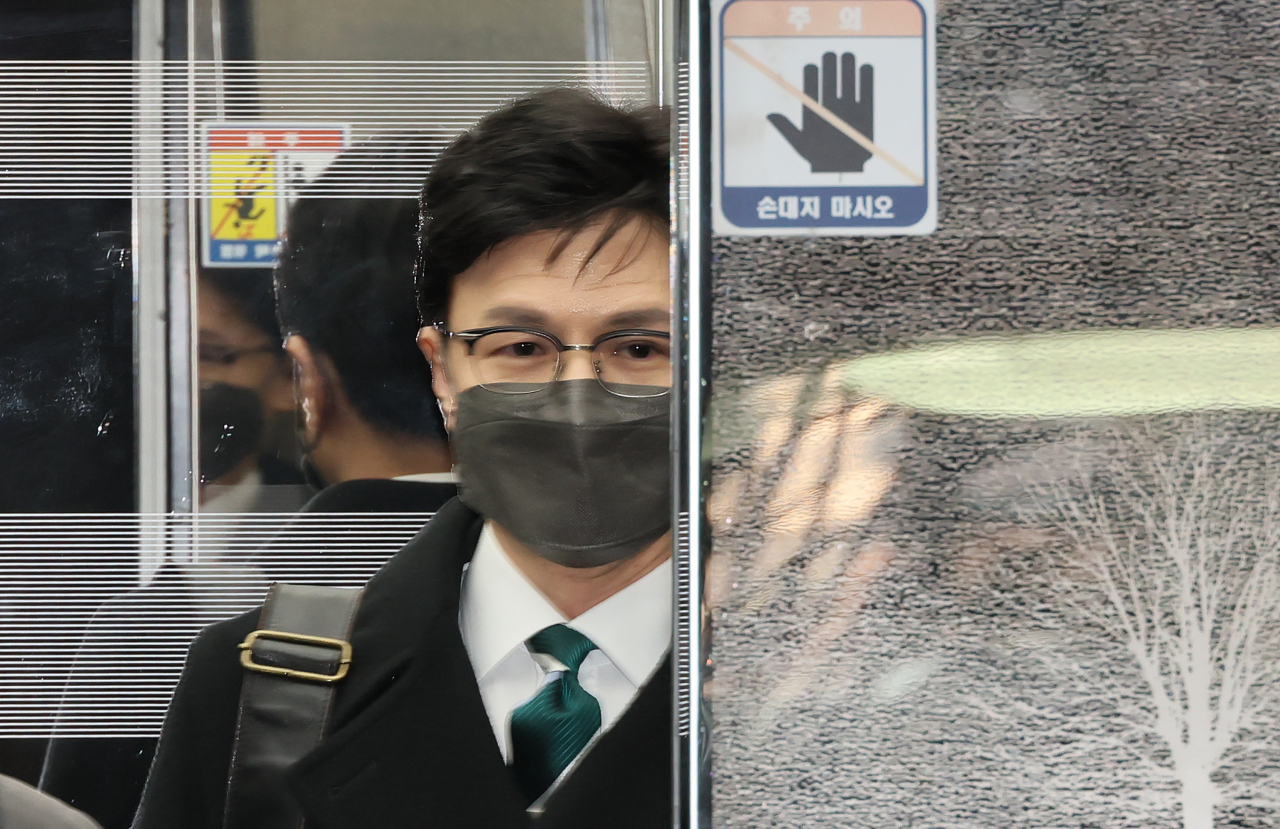 한동훈 법무부 장관이 16일 오후 국회 법사위 업무보고에 앞서 취재진 질문에 답한 뒤 엘리베이터에 탑승하고 있다. [연합]