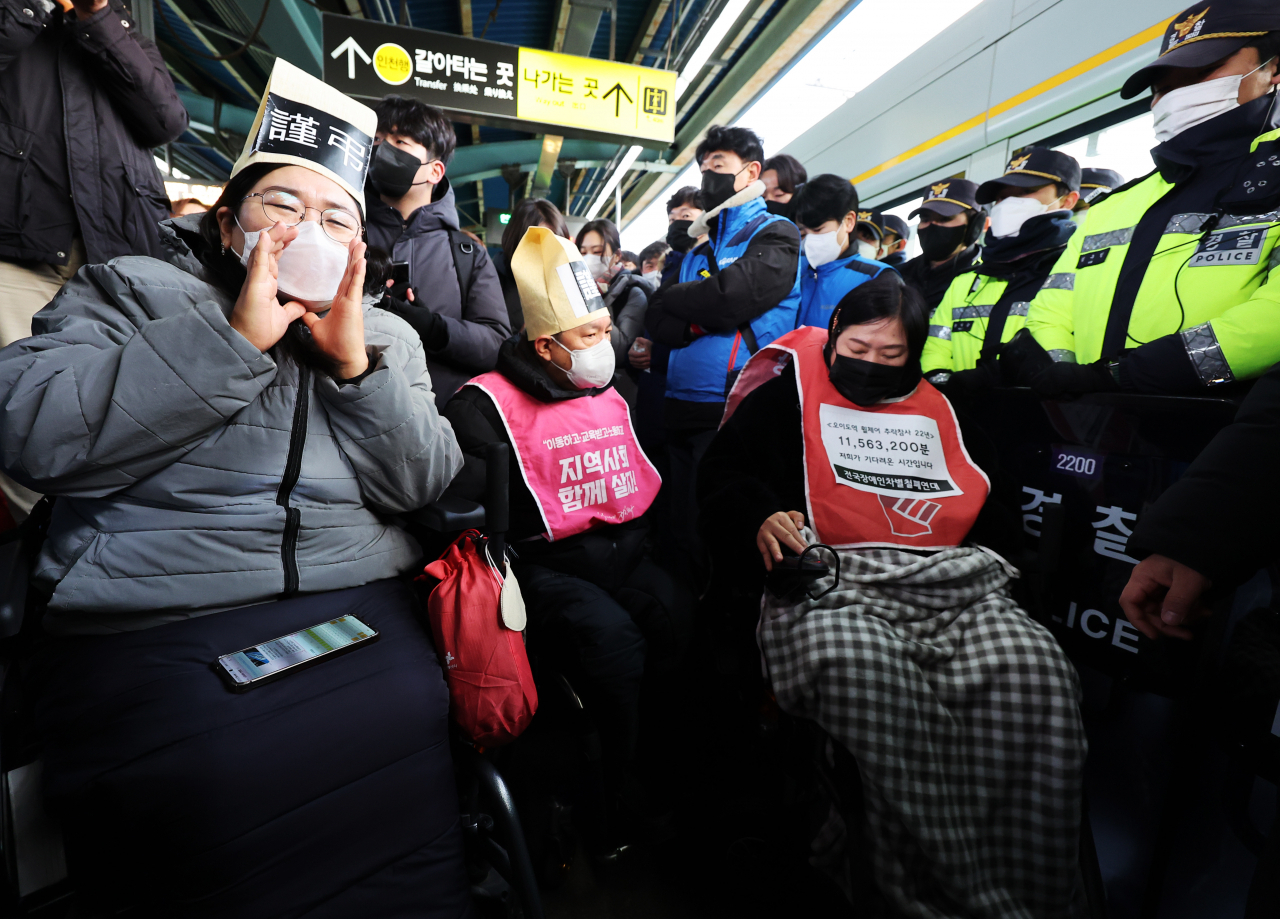 20일 오전 경기 시흥시 지하철 4호선 오이도역에서 전국장애인차별철폐연대(전장연) 회원들이 탑승 시위를 벌이려다 경찰과 대치하고 있다. [연합]