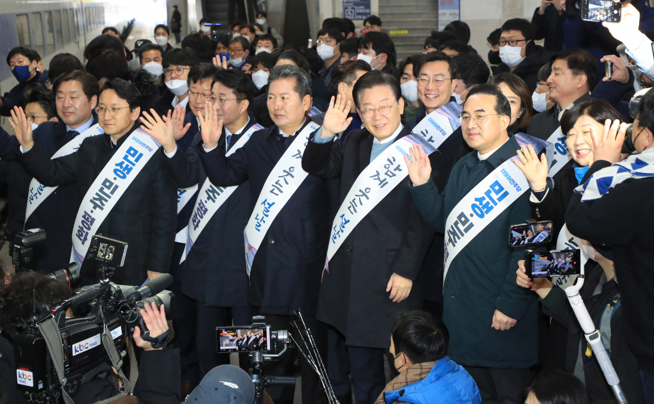 더불어민주당의 이재명 대표와 박홍근 원내대표 등 지도부가 설 연휴를 하루 앞둔 20일 오전 서울 용산역에서 귀성길에 오른 시민들에게 인사하고 있다. [연합]