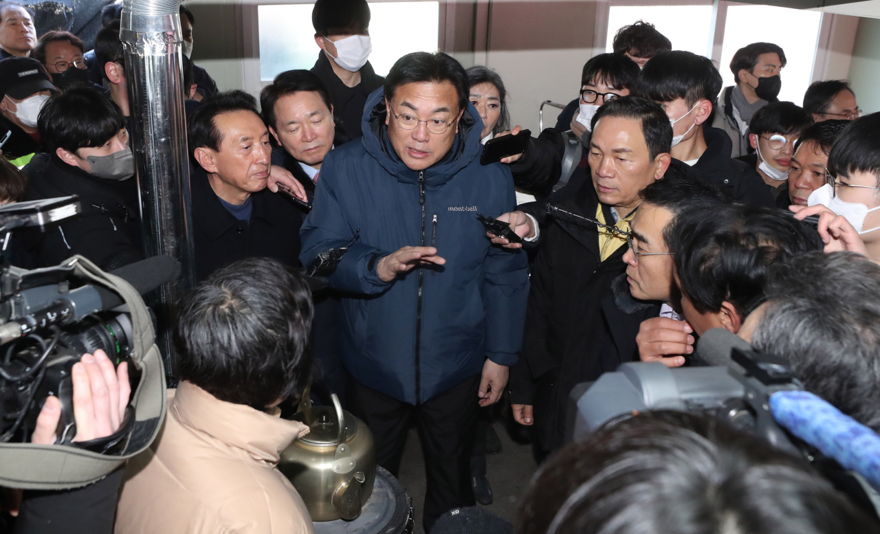 정진석 국민의힘 비상대책위원장이 20일 오전 화재가 발생한 서울 강남구 개포동 구룡마을 4구역을 찾아 이재민들을 위로하고 있다. [연합]