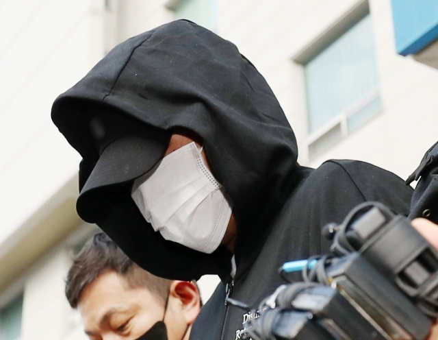 인하대 캠퍼스 내에서 또래 여학생을 성폭행한 뒤 건물에서 추락해 숨지게 한 혐의를 받는 1학년 남학생 A(20)씨가 지난해 7월 22일 오전 인천시 미추홀구 미추홀경찰서에서 나와 검찰로 송치되고 있다. [연합]