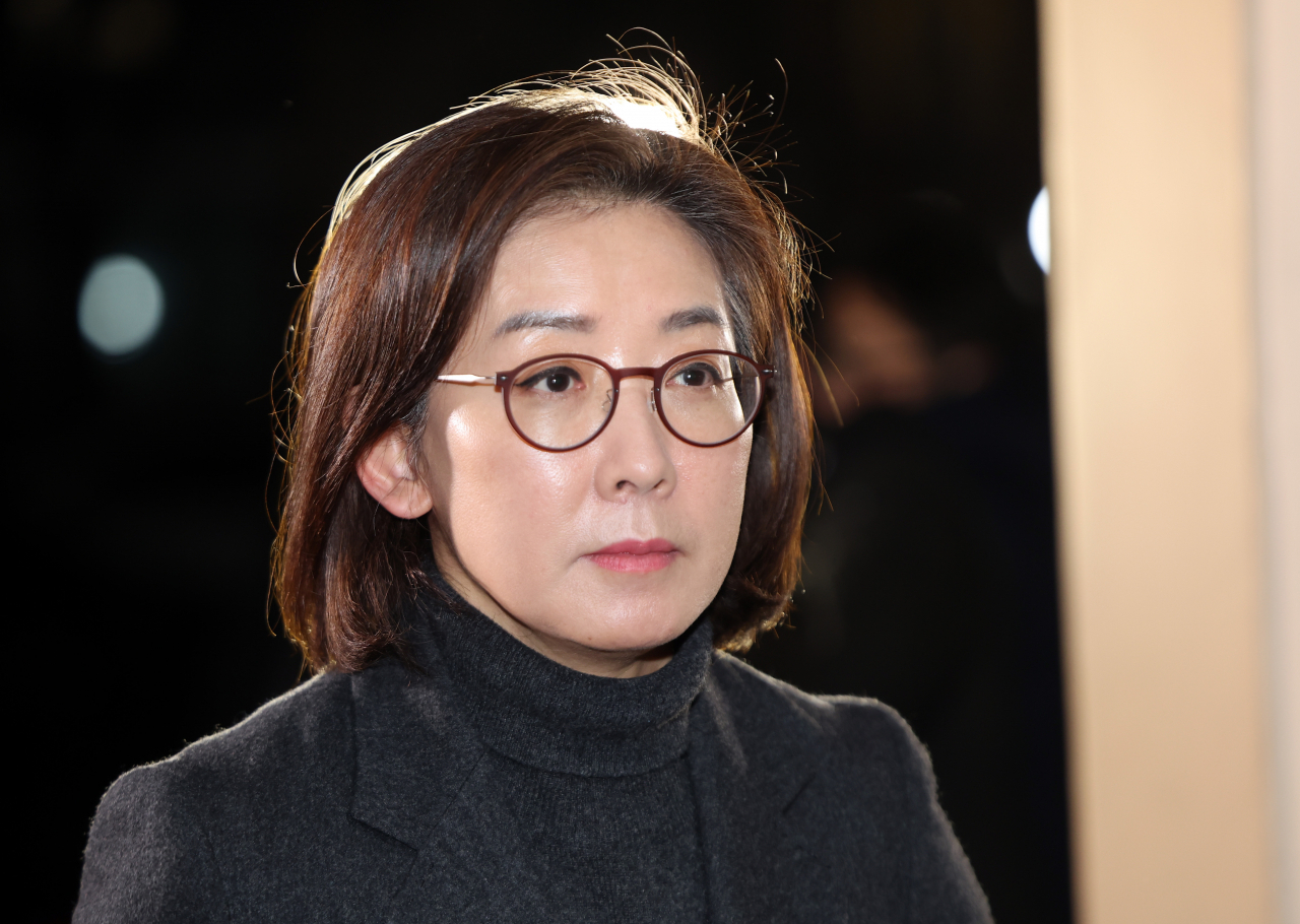 국민의힘 3·8 전당대회 출마를 고심 중인 나경원 전 의원이 19일 서울 자택으로 들어서고 있다. [연합]
