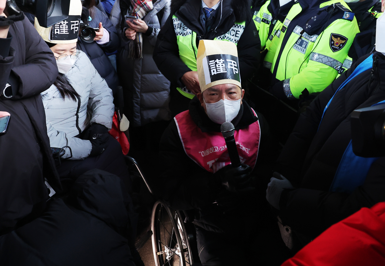 20일 오전 경기 시흥시 지하철 4호선 오이도역에서 전국장애인차별철폐연대(전장연) 회원들이 탑승 시위를 벌이려다 경찰과 대치하고 있다. [연합]