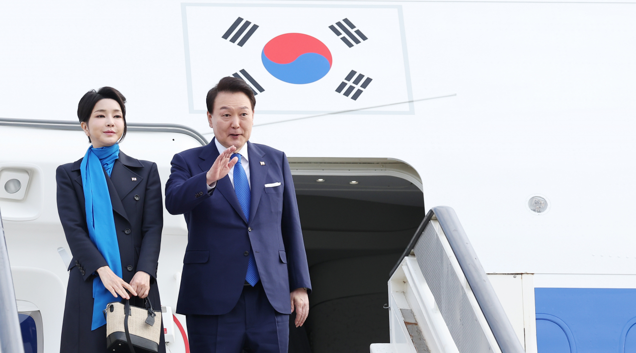 스위스 방문을 마친 윤석열 대통령과 김건희 여사가 20일(현지시간) 취리히국제공항에서 공군 1호기에 탑승, 환송객들에게 인사하고 있다. [연합]