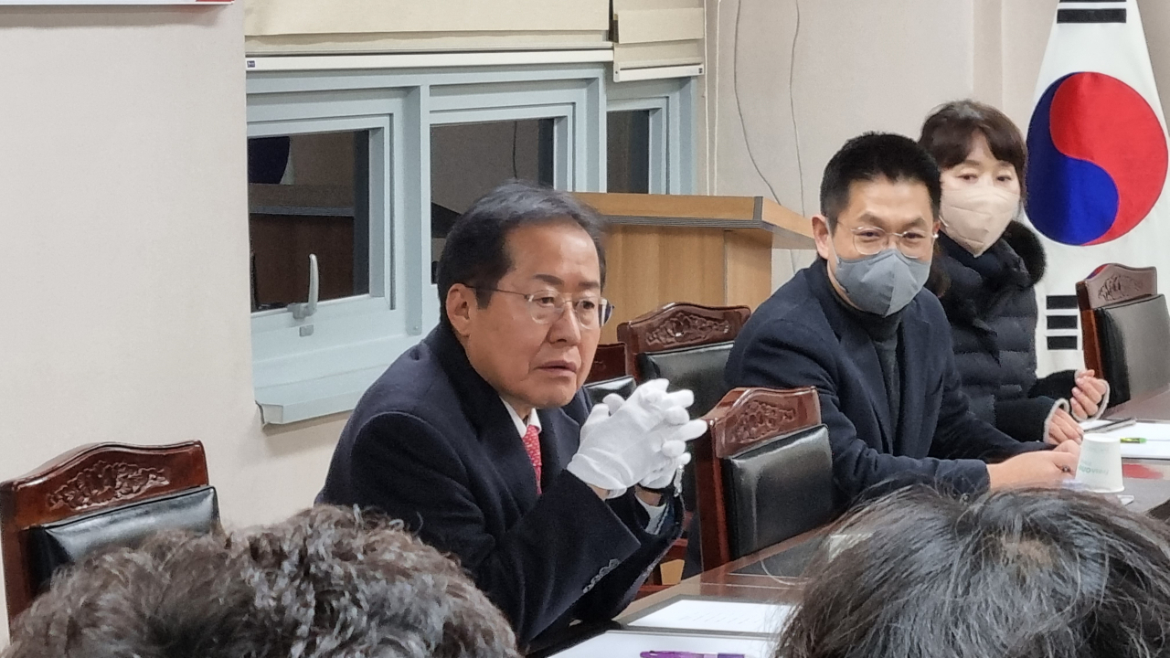 홍준표 대구시장이 18일 설을 앞두고 서문시장을 방문해 상가연합회 사무실에서 황선탁 회장 등 회장단과 간담회를 갖고 2016년 화재로 소실된 서문시장 4지구 재건축이 지지부진한 점을 거론, 조합원 간의 이해관계가 조정되는 대로 재건축 행정절차를 간소화해 신속히 추진할 수 있게 지원하겠다고 말했다.[사진=김병진 기자]