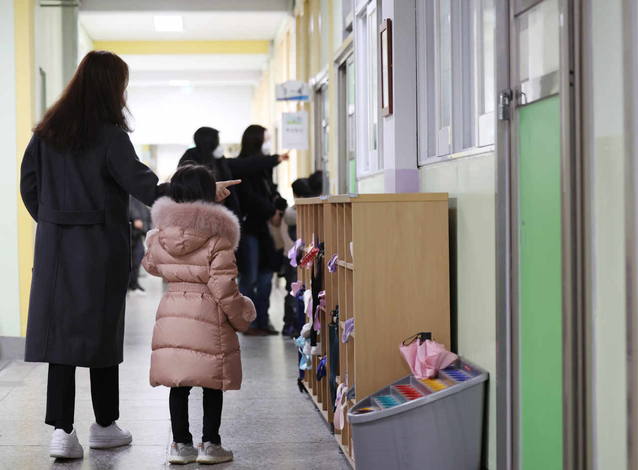 지난 4일 마포구 서울염리초등학교에서 예비소집에 참석한 예비 초등학생과 학부모들이 교실을 둘러보고 있다.[연합]