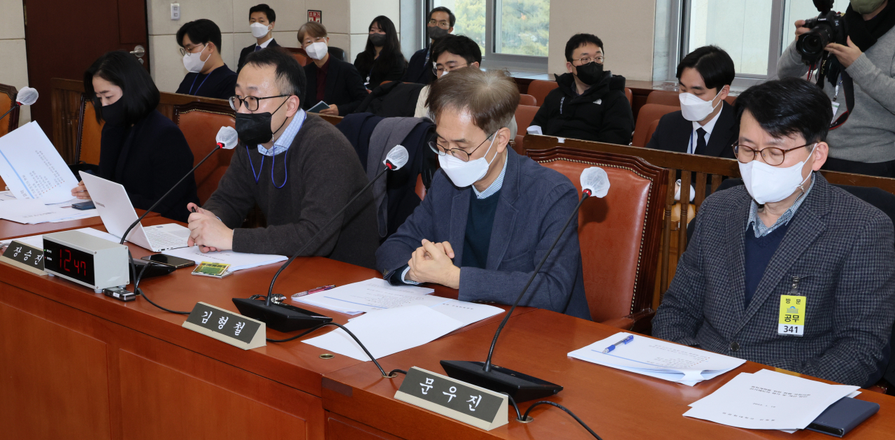 현행 선거제 평가 및 개선 방향에 대한 논의를 위해 19일 오후 국회에서 정치개혁특별위원회 정치관계법소위원회 공청회가 열리고 있다. 사진은 공청회 발제자로 참석한 문은영 중앙선거관리위원회 선거연구원 전임교수, 장승진 국민대 정치외교학과 교수, 김형철 성공회대 민주주의연구소 교수, 문우진 아주대 정치외교학과 교수. [연합뉴스]