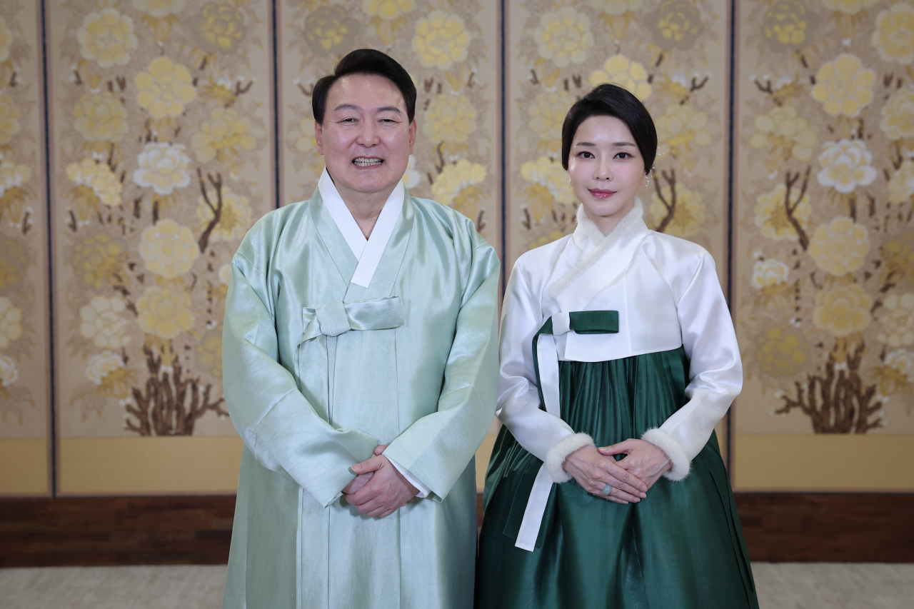 윤석열 대통령과 부인 김건희 여사가 설 명절을 맞아 서울 용산 대통령실 청사에서 새해 인사를 전하고 있다. [연합]