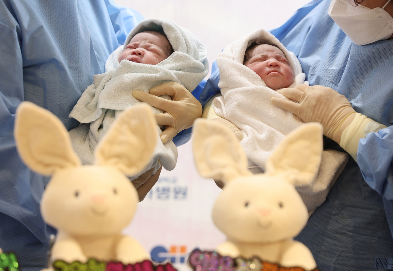 우리나라 합계 출생률은 2018년 0.98명으로 0명대로 떨어진 이후 지난해 0.77명까지 줄었다. 분만실 병상 수 역시 지난해 상반기 1973개로 줄었고, 같은 기간 신생아실은 7338개에서 6743개로 쪼그라들었다. 사진은 2023년 1월 1일 0시 0분 경기도 고양시 일산차병원에서 태어난 '새해둥이' 여아 짱순이(태명)와 남아 짱짱이(태명). [연합]
