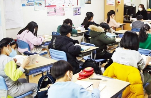 학교에서 국어 수업을 받고 있는 초등학생들의 모습[연합]