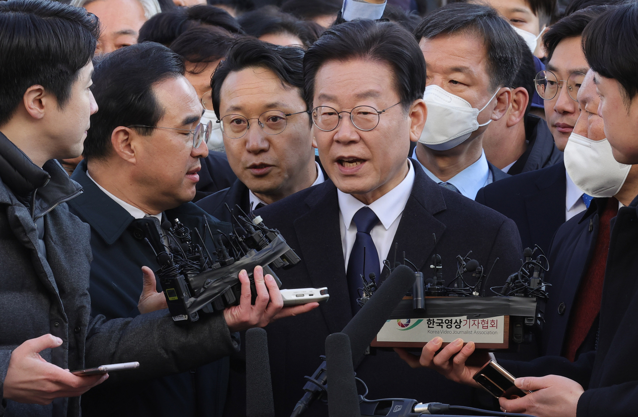 '성남FC 후원금 의혹' 사건과 관련해 이재명 더불어민주당 대표가 10일 오전 경기도 성남시 수원지방검찰청 성남지청에 피의자 신분으로 조사를 받기 위해 출석하며 입장 발표를 하고 있다. [연합뉴스]