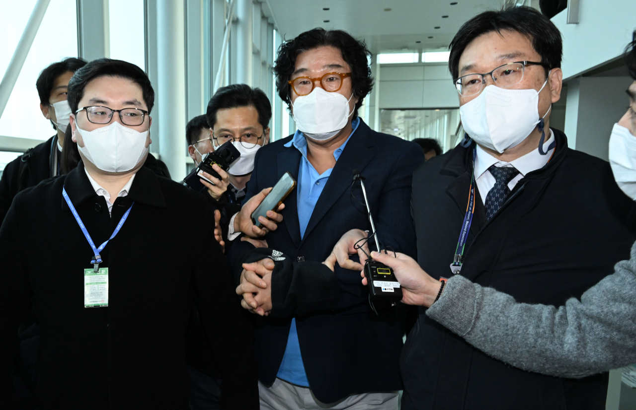 8개월간 도피 끝에 태국에서 붙잡힌 김성태 전 쌍방울그룹 회장이 17일 인천국제공항을 통해 입국하고 있다. [연합뉴스]