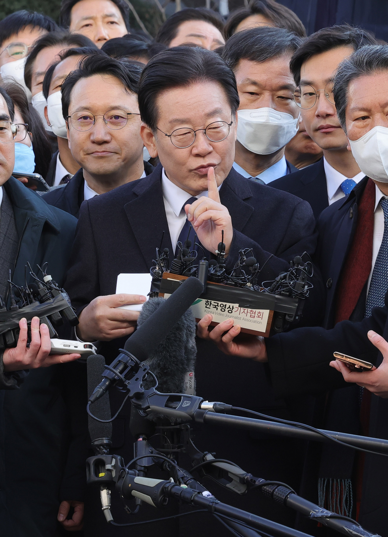 '성남FC 후원금 의혹' 사건과 관련해 이재명 더불어민주당 대표가 10일 오전 경기도 성남시 수원지방검찰청 성남지청에 피의자 신분으로 조사를 받기 위해 출석하며 입장 발표를 하고 있다. [연합뉴스]
